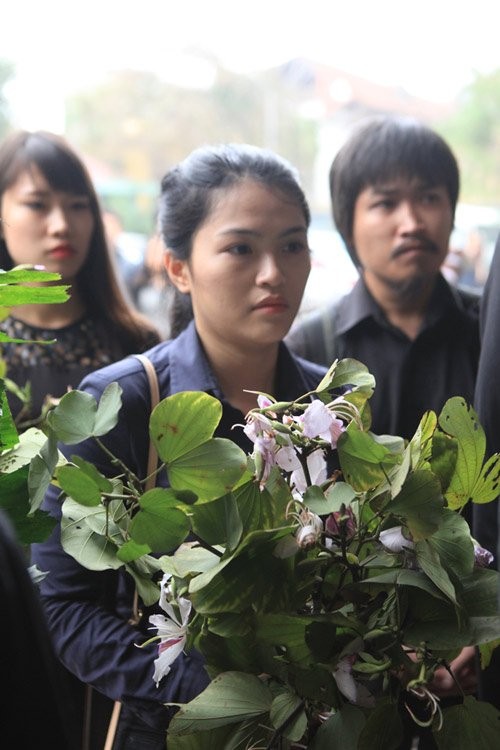 7 giờ 30 phút sáng ngày 23/3/2016,  đám tang nhạc sĩ Trần Lập được tổ chức tại Nhà tang lễ Bộ Quốc Phòng (Hà Nội). Sự ra đi của thủ lĩnh Bức Tường để lại một niềm thương tiếc rất lớn cho gia đình, bạn bè anh cũng như hàng triệu fan hâm mộ nhạc rock. Trong đám tang của Trần Lập, những người bạn của anh cũng đã gửi đến những món quà chia tay vô cùng đặc biệt, đó là những cành hoa ban - loài hoa Trần Lập yêu thích nhất.